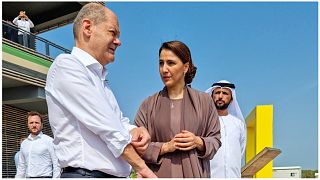 المستشار الألماني أولاف شولز ووزيرة التغير المناخي والبيئة الإماراتية مريم المهيري - أبو ظبي -الإمارات 25/09/2022