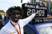 Eliud Kipchoge a világrekordját jelző óra előtt
