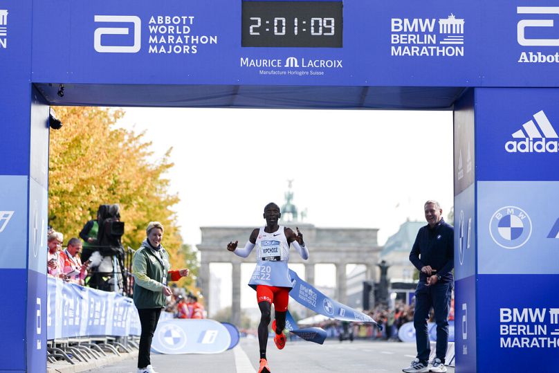 Eliud Kipchoge célba ér a 2022-es berlini maratonon