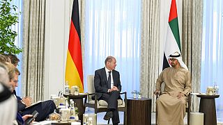 Le chancelier allemand Olaf Scholz et le président des Emirats arabes unis Cheikh Mohammed ben Zayed Al Nahyane à Abou Dhabi, le 25 septembre 2022.