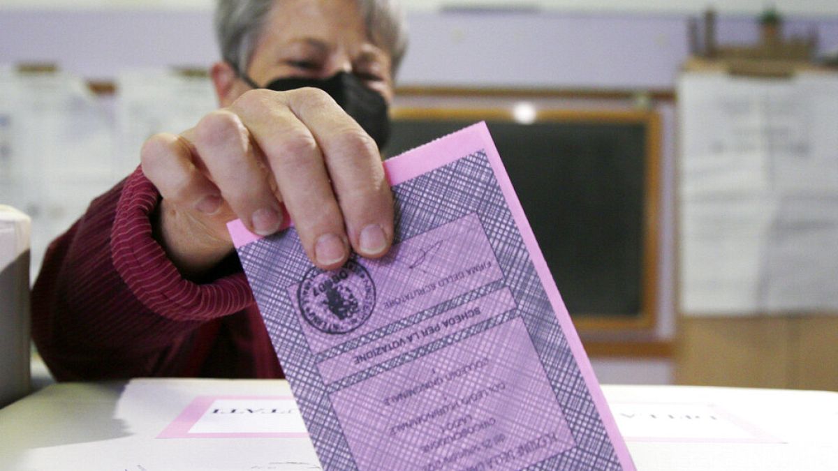 Una mujer deposita su voto en un colegio electoral de Roma