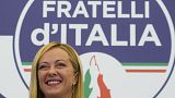 Giorgia Meloni parla ai media nella sede elettorale del suo partito a Roma, domenica 25 settembre 2022.