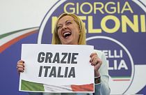 Giorgia Meloni a képen látható felirattal mondott köszönetet Olaszországnak