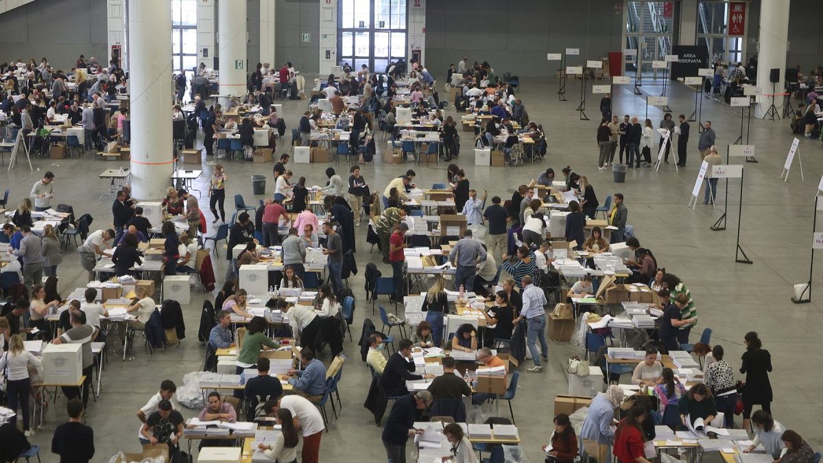 İtalya'da 25 Eylül'de yapılan seçimlerde oy sayma işlemi
