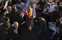 İran'ın başkenti Tahran'da geçen cuma günü düzenlenen yönetime destek gösterisi sırasında ABD ve İsrail bayrakları yakılmıştı