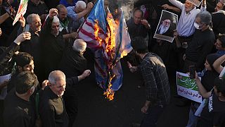 İran'ın başkenti Tahran'da geçen cuma günü düzenlenen yönetime destek gösterisi sırasında ABD ve İsrail bayrakları yakılmıştı