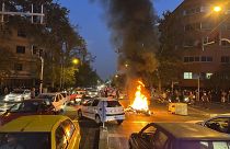 Протестующие сожгли полицейский мотоцикл в ходе выступлений в Тегеране 25 сентября 2022