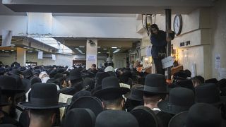 اليهود الأرثوذكس يصلون عند قبر الحاخام نحمان، الحفيد الأكبر لمؤسس الحركة الحسيدية 25/09/2022