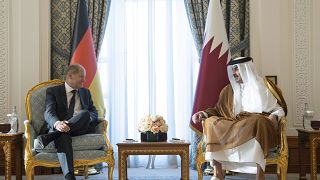 المستشار الألماني أولاف شولتز وأمير قطر الشيخ تميم بن حمد آل ثاني في الدوحة.