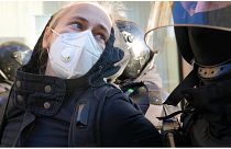 شرطي يعتقل إحدى المتظاهرات في سانت بطرسبرغ - مظاهرات في موسكو أيضا وداغستان حدثت ضد قرار التعبئة العسكرية