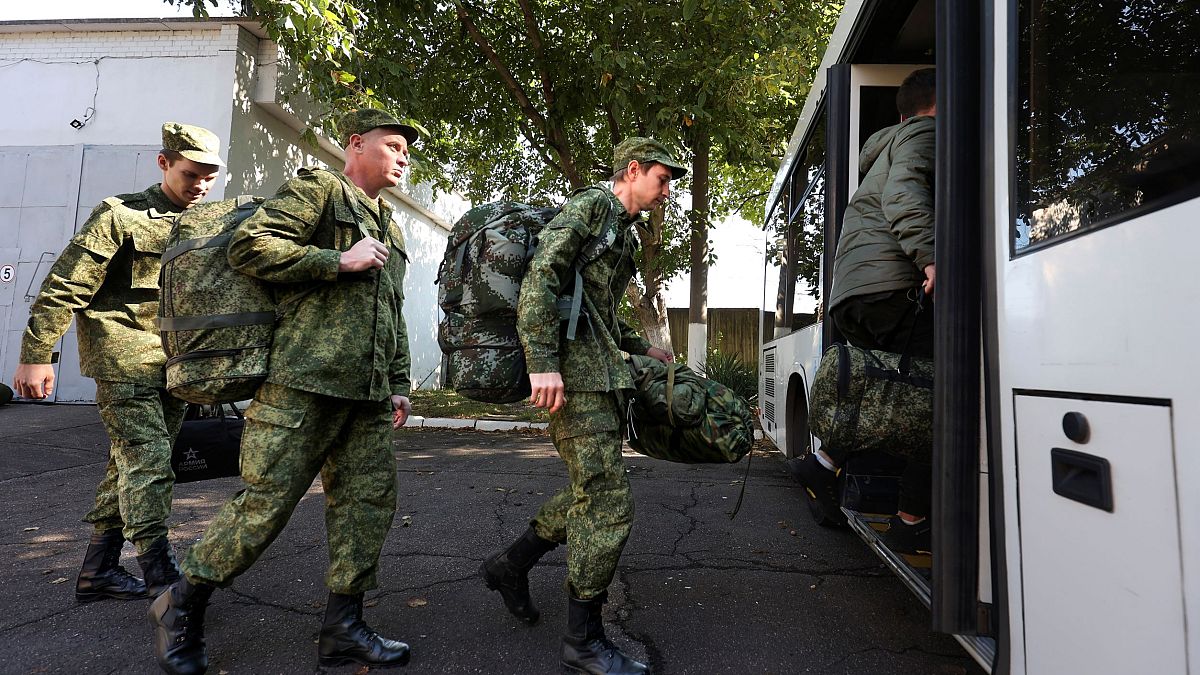 Российские новобранцы у призывного пункта в Краснодаре, 25 сентября 2022