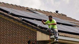 Arbeiter installieren eine Solaranlage