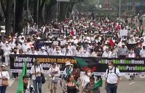 Miles de manifestantes vestidos de blanco salieron a las calles de la Ciudad de México