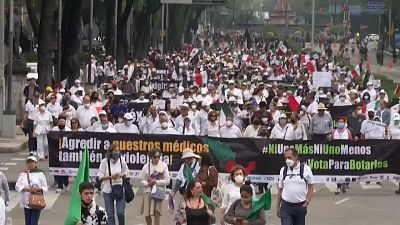 Miles de manifestantes vestidos de blanco salieron a las calles de la Ciudad de México