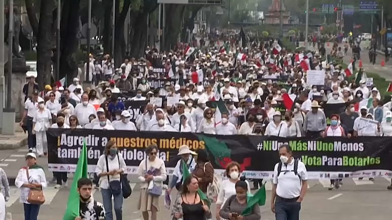 Miles de mexicanos marchan por la paz y contra la militarización de la ...