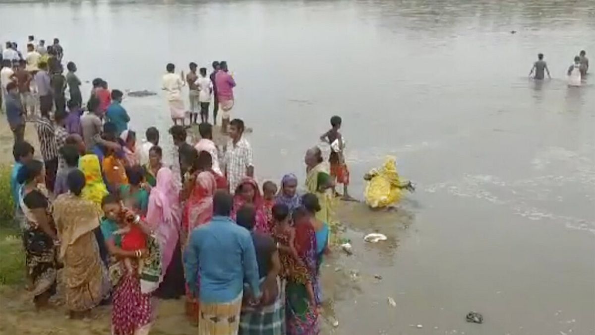 Bangladeş'te tapınağa gidenleri taşıyan teknenin batması sonucu en az 25 kişi öldü