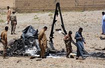 صورة من الارشيف-مسؤولون أمنيون باكستانيون يتجمعون حول حطام طائرة هليكوبتر تابعة للجيش بعد هبوطها في ضواحي كويتا- 7 يونيو 2018.