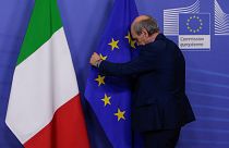 Olasz és uniós zászló a bizottság brüsszeli központjában