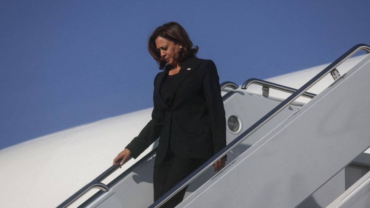 نائبة الرئيس الأمريكي كامالا هاريس تنزل من طائرتها في قاعدة يوكوتا الجوية في فوسا بمحافظة طوكيو، 26 سبتمبر 2022