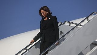 نائبة الرئيس الأمريكي كامالا هاريس تنزل من طائرتها في قاعدة يوكوتا الجوية في فوسا بمحافظة طوكيو، 26 سبتمبر 2022