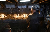 Un employé dans l'usine de l'usine sidérurgique intégrée d'ArcelorMittal Kryvyj Rih, Ukraine, le 21 septembre 2022