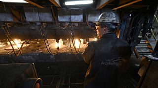 Un employé dans l'usine de l'usine sidérurgique intégrée d'ArcelorMittal Kryvyj Rih, Ukraine, le 21 septembre 2022