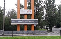 Der Eingang zur Stahlhütte und zum  Eisenerzbergwerk Arcelor Mittal in Krywyj Rih, im Süden der Ukraine