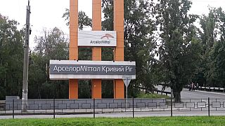 Der Eingang zur Stahlhütte und zum  Eisenerzbergwerk Arcelor Mittal in Krywyj Rih, im Süden der Ukraine 