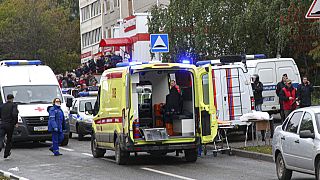 Rettungswagen in der Nähe der Schule in Ischewsk, wo mindestens 13 Menschen ums Leben kamen, darunter zahlreiche Kinder.