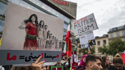 الصورة: احتجاجات في ستوكهولم (السويد)/ فيديو: تواصل الاحتجاجات في إيران بعد وفاة امرأة إيرانية اعتقلتها شرطة الآداب في طهران. 2022/09/24