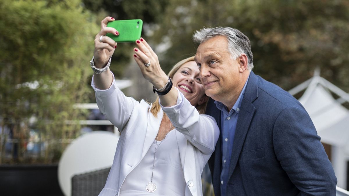 Orbán Viktor és Giorgia Meloni 2019-ben Rómában, az FdI pártrendezvényén