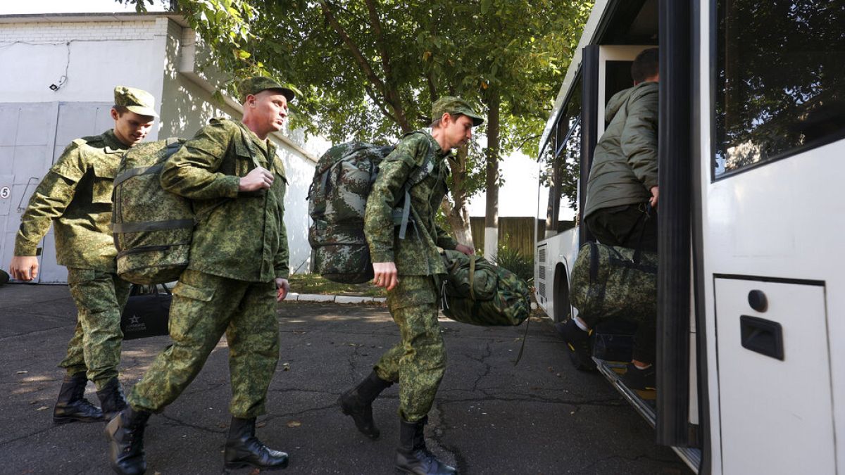 Frisch rekrutierte Soldaten steigen in einem Bus in Krasnodar. Um die Truppen aufzustocken hatte Präsident Putin am vergangenen Mittwoch eine Teilmobilisierung angeordnet.