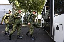 Frisch rekrutierte Soldaten steigen in einem Bus in Krasnodar. Um die Truppen aufzustocken hatte Präsident Putin am vergangenen Mittwoch eine Teilmobilisierung angeordnet.