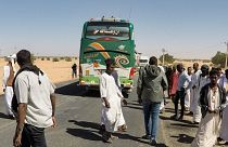 متظاهرون في شمال السودان يغلقون طريقاً تجارياً رئيسياً بين مصر وبلادهم يُعرف باسم "الشريان الشمالي"، بعد زيادة كبيرة في أسعار الكهرباء، 7 فبراير 2022