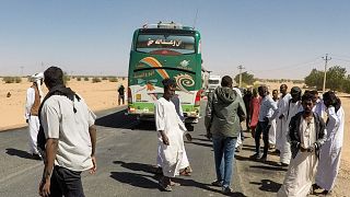 متظاهرون في شمال السودان يغلقون طريقاً تجارياً رئيسياً بين مصر وبلادهم يُعرف باسم "الشريان الشمالي"، بعد زيادة كبيرة في أسعار الكهرباء، 7 فبراير 2022