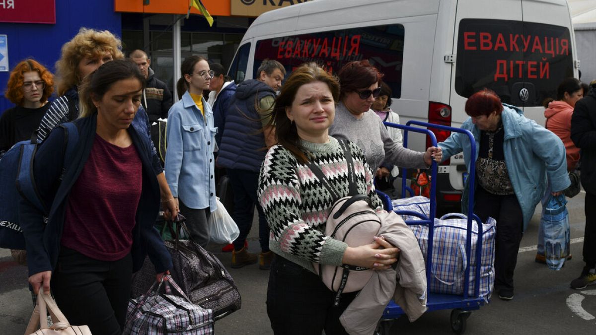 Ucranianos que partem de áreas ocupadas pela Rússia na sequência dos chamados referendos