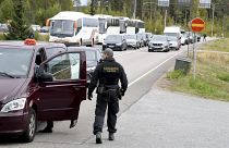 Contrôle d'un véhicule russe par une garde-frontière finlandais
