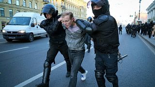 Polícias russos detêm um manifestante que protesta contra a mobilização em São Petersburgo, Rússia, 24 de setembro de 2022.