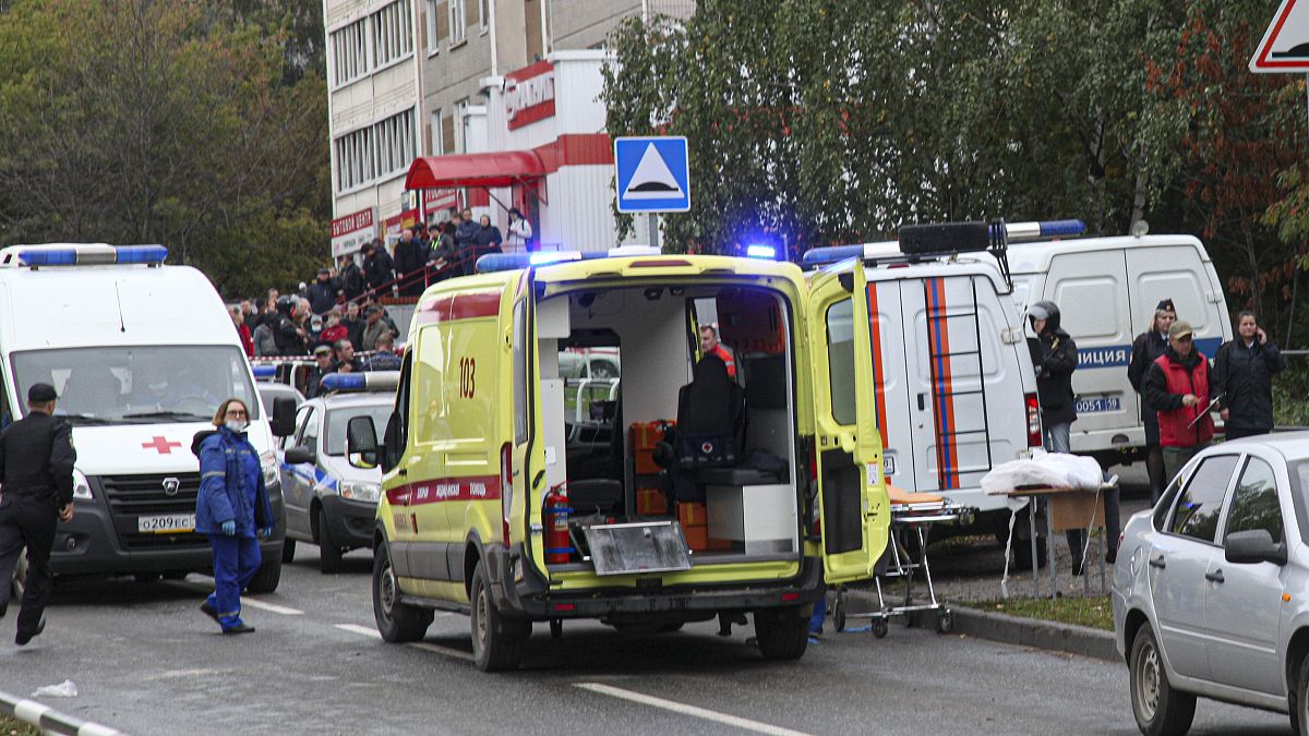 Экстренные службы после стрельбы в школе 88 в Ижевске 