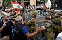 احتجاجات أمام مبنى البرلمان بينما كان المجلس التشريعي في جلسة لمناقشة ميزانية 2022، وسط بيروت، لبنان، يوم الاثنين 26 سبتمبر 2022.