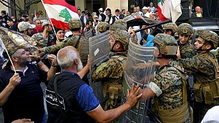 احتجاجات أمام مبنى البرلمان بينما كان المجلس التشريعي في جلسة لمناقشة ميزانية 2022، وسط بيروت، لبنان، يوم الاثنين 26 سبتمبر 2022.