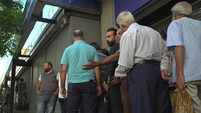 صفوف انتظار طويلة أمام المصارف في لبنان بعد فتح أبوابها جزئياً