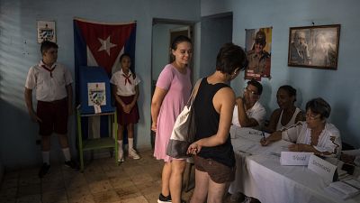 Deux femmes s'inscrivent pour voter dans un bureau de vote lors du nouveau référendum sur le Code de la famille à La Havane, Cuba