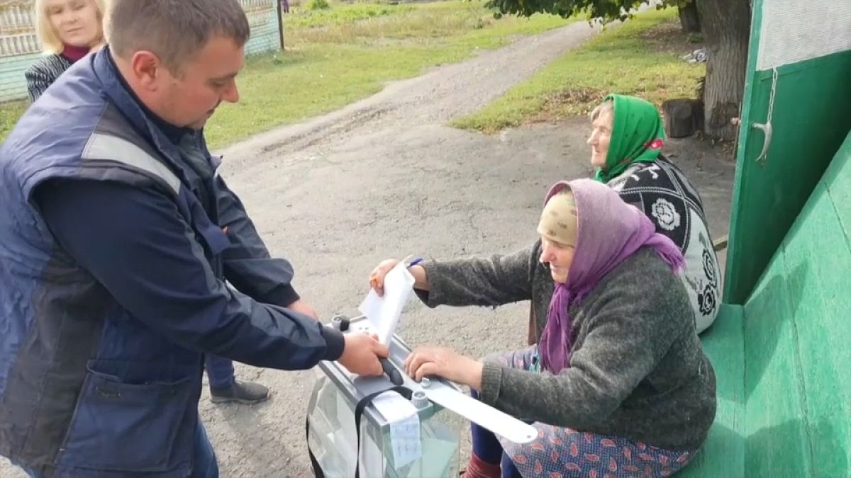 Urnas de voto transportadas por oficiais russos levadas até às populações para votarem no "referendo" russo nas zonas ocupadas da Ucrânia