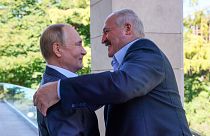Az orosz és a belarusz elnök üdvözli egymást Szocsiban 2022. 09. 26-án