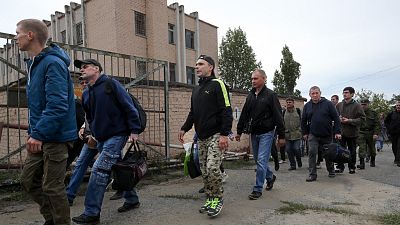 Des recrues russes passent devant un centre de recrutement militaire à Volgograd, en Russie.