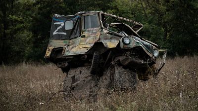 Las fuerzas ucranianas están investigando un presunto lugar de enterramiento masivo en el que se teme que haya decenas de cadáveres.