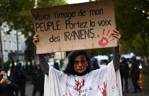 Une manifestante tient une pancarte sur laquelle il est écrit : "Ceci est l'image de mon peuple. Portez la voix des Iraniens' - Paris, le 25 septembre 2022