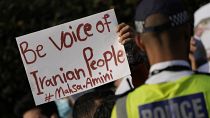 Manifestantes sostienen pancartas frente a la Embajada de Irán en Londres, el domingo 25 de septiembre de 2022.