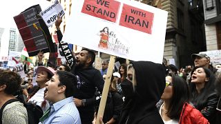 A világ több nagyvárosában is kiálltak az iráni nép mellett londoni és párizsi nagykövetsége előtt, illetve Isztambulban élő irániak is.